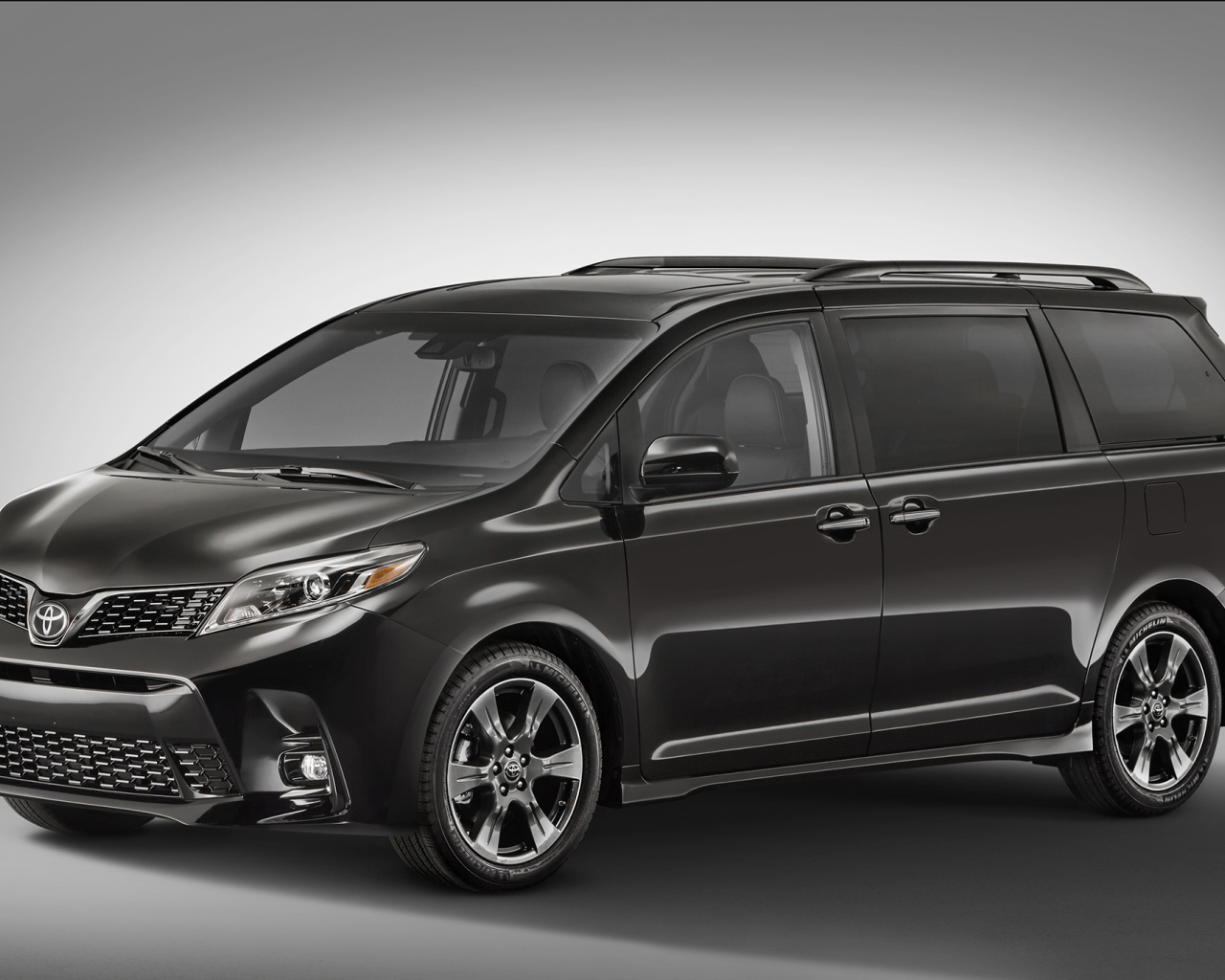 Минивэн Toyota Sienna, 2018 на сером фоне