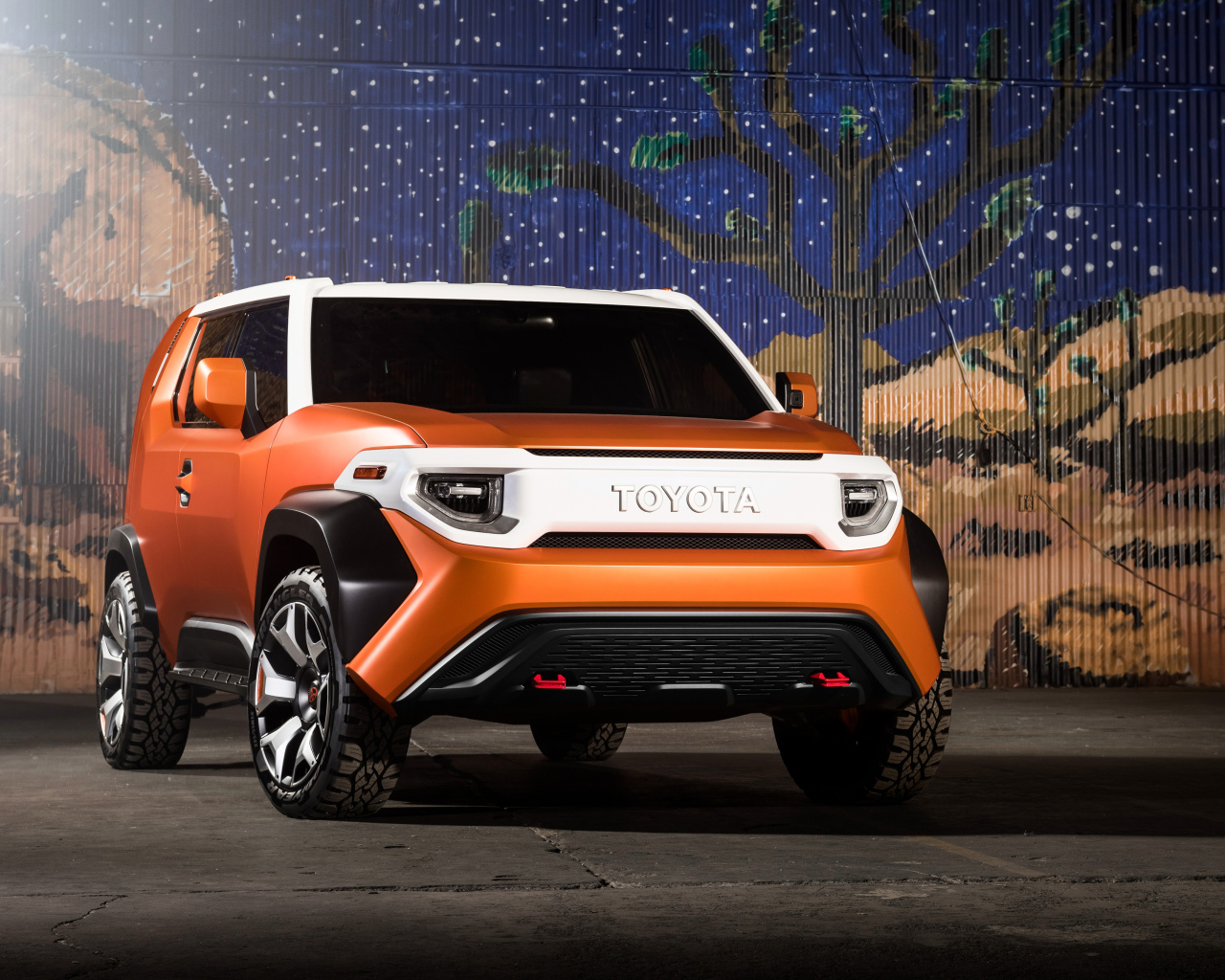 Внедорожник Toyota FT-4X оранжевый металлик 