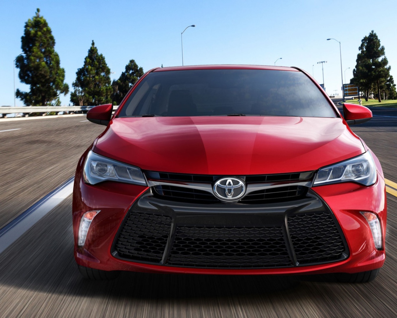 Красная Toyota Camry 2017 года в движении 