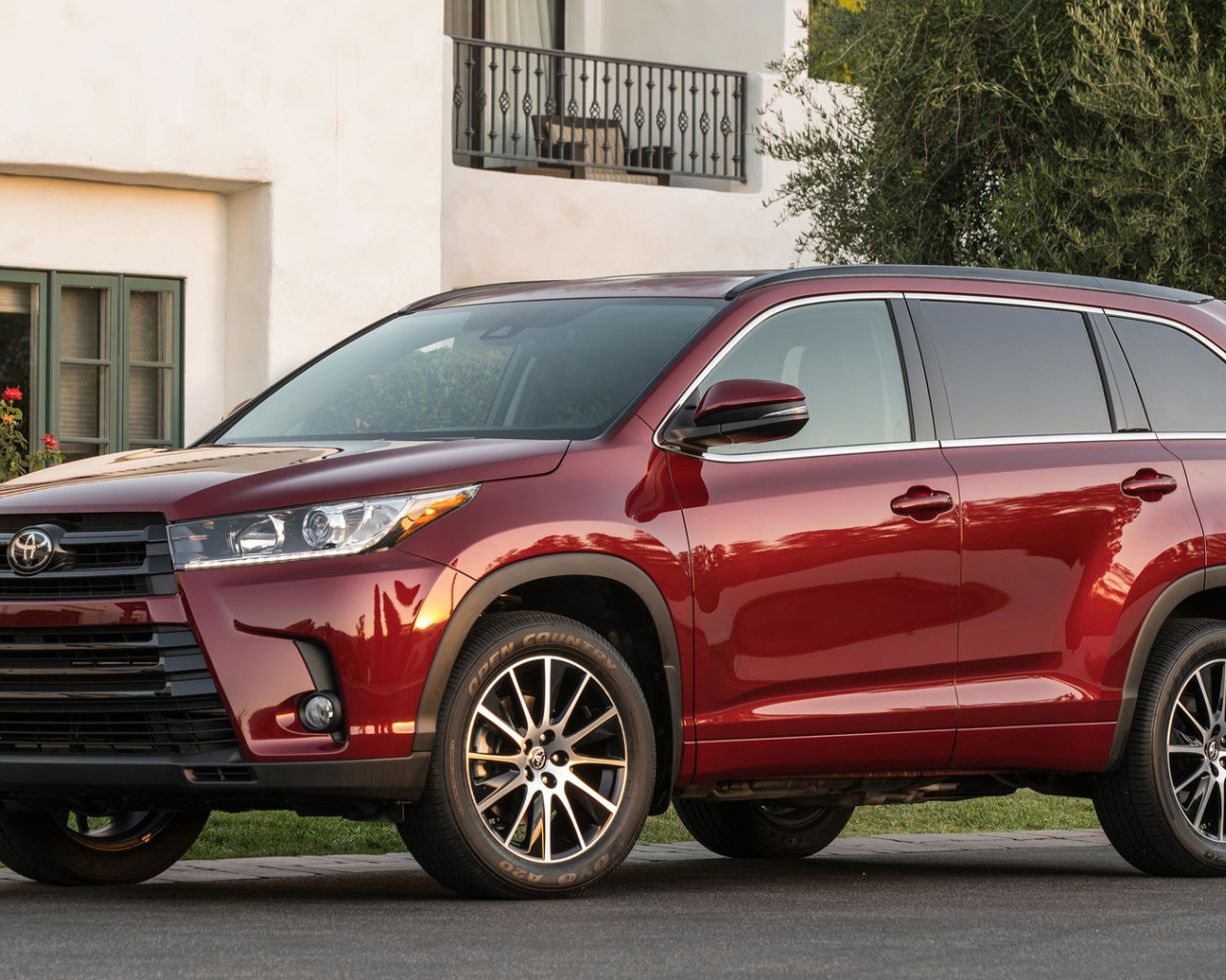 Красная Toyota Highlander 2017 года 