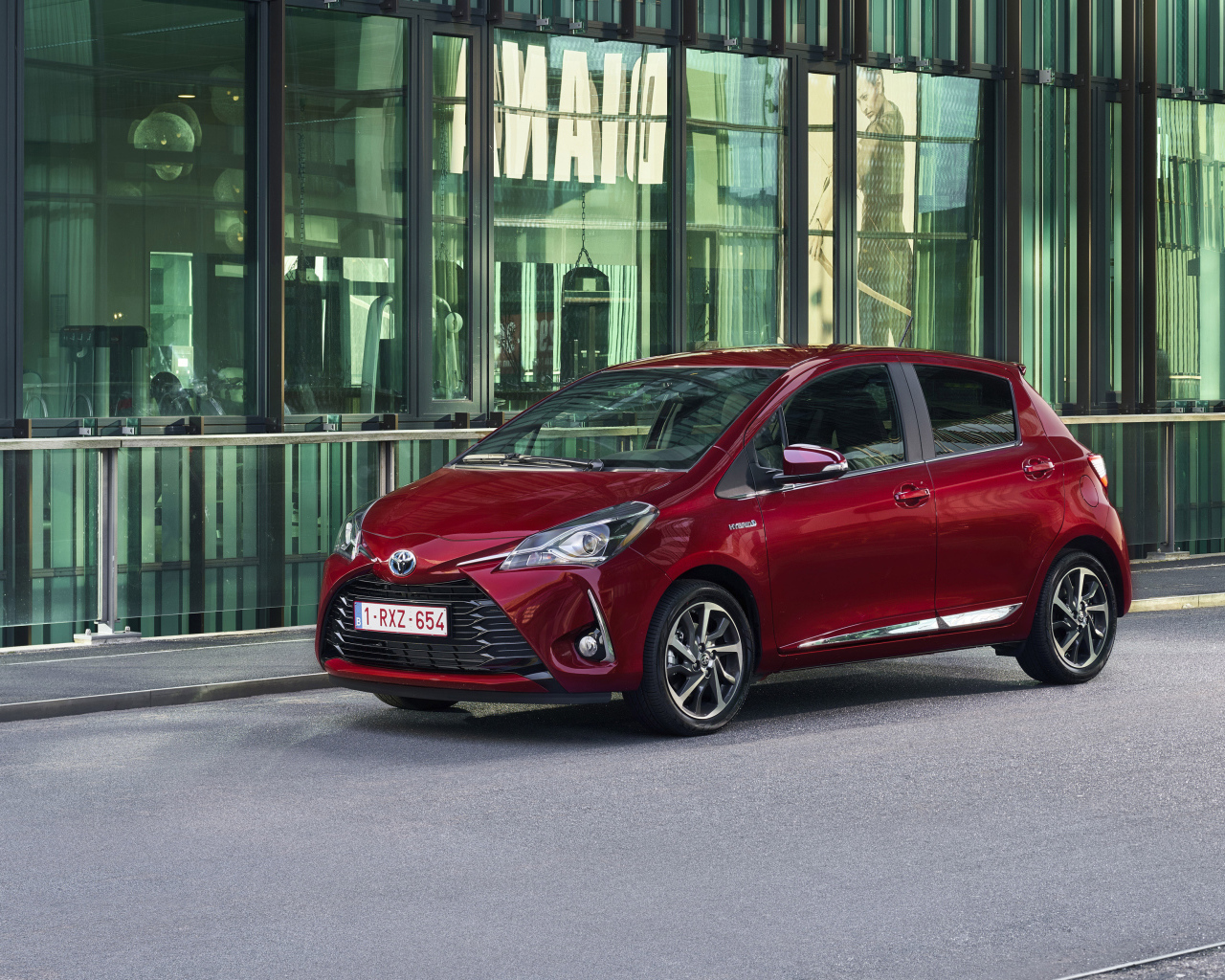 Красный автомобиль Toyota Yaris Hybrid, 2017 