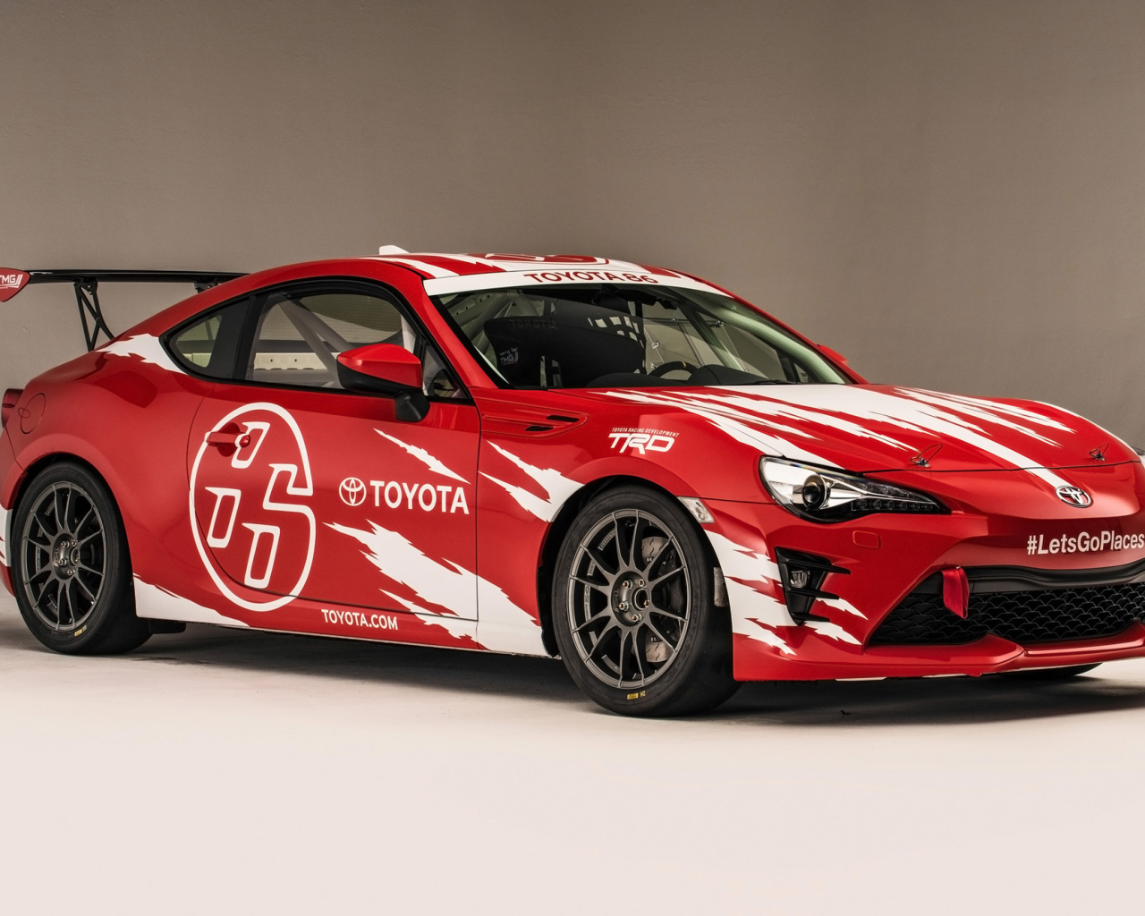 Красный гоночный автомобиль Toyota GT86
