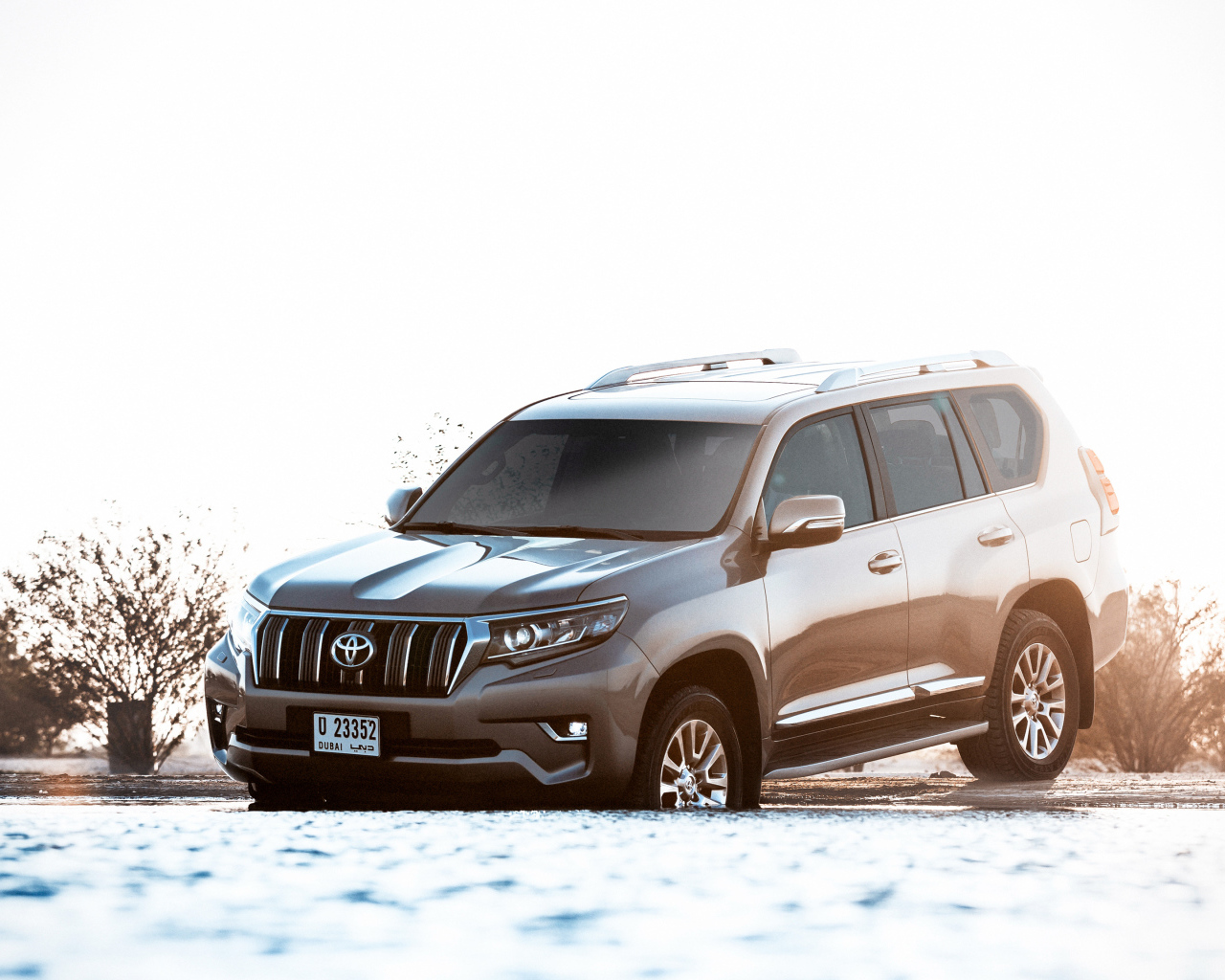 Внедорожник Toyota Land Cruiser Prado, 2018 на зимней дороге
