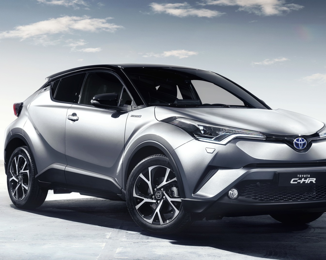 Серебристый кроссовера Toyota C-HR 2017 года 