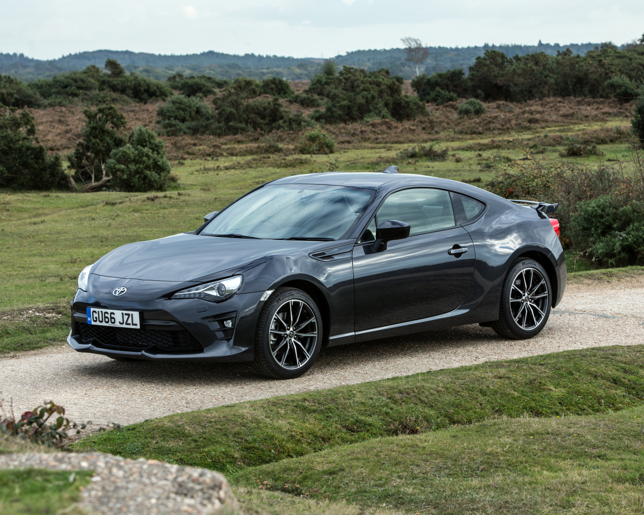 Стильный черный автомобиль Toyota 86