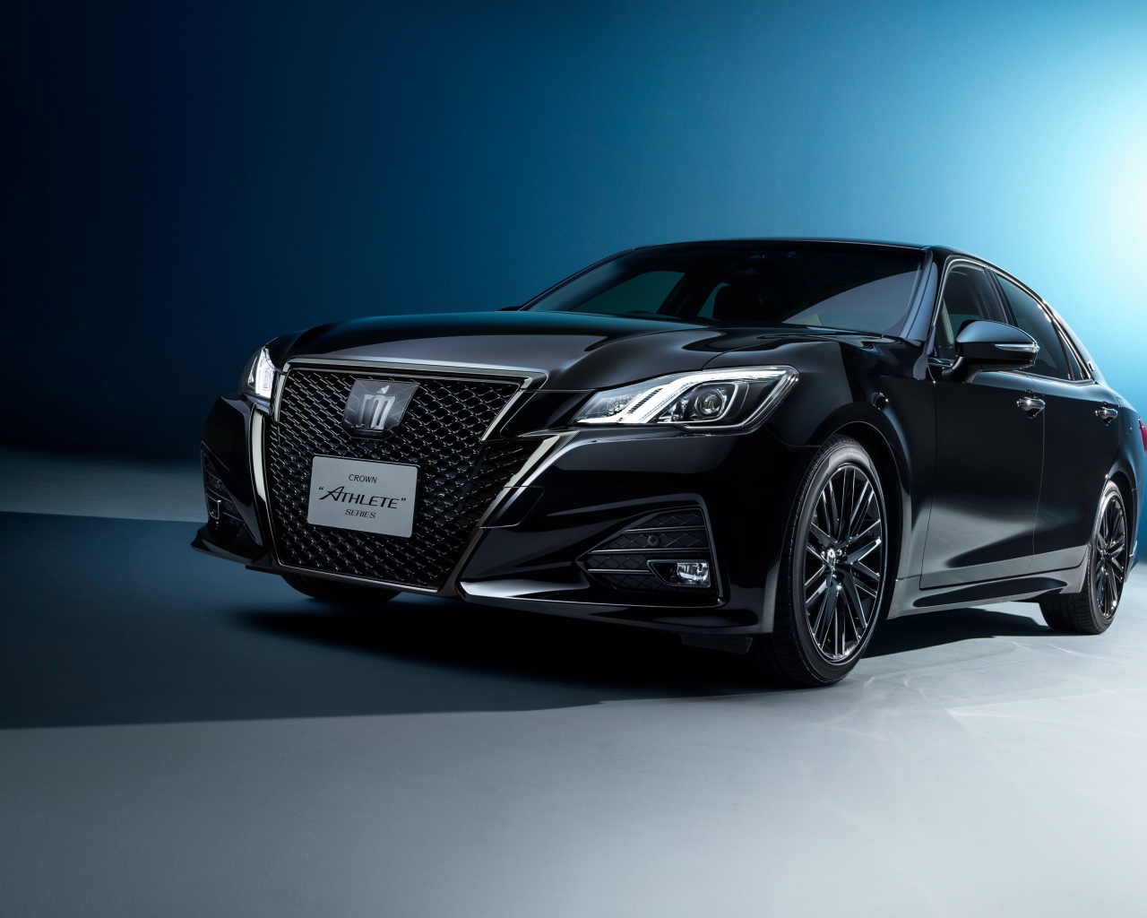 Стильный новый автомобиль Toyota Crown Athlete, 2017