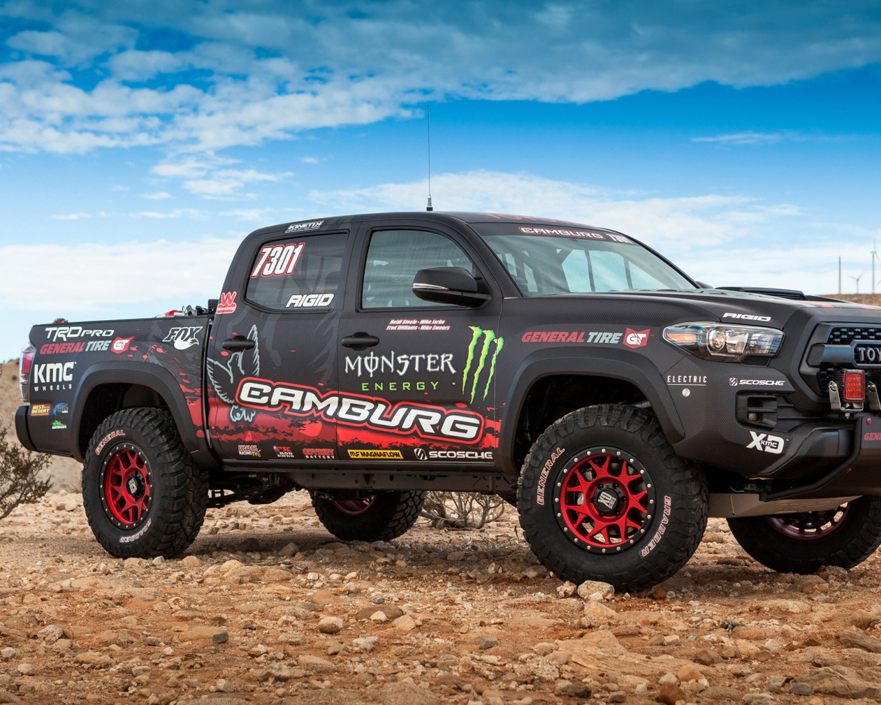 Автомобиль пикап Toyota Tacoma на фоне голубого неба