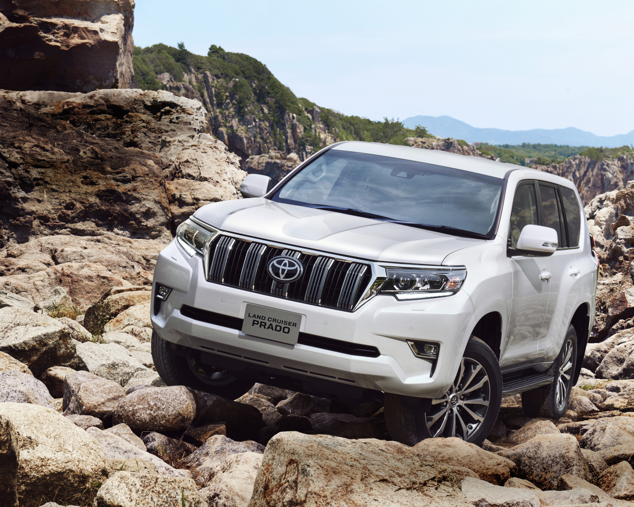 Белый автомобиль внедорожник Toyota Land Cruiser Prado, 2017