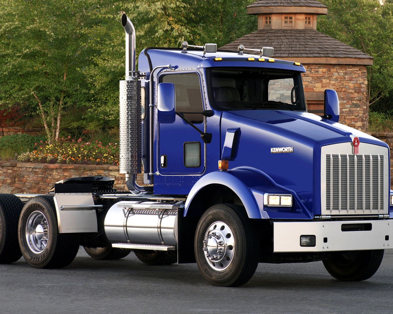 Большой синий грузовик  Kenworth