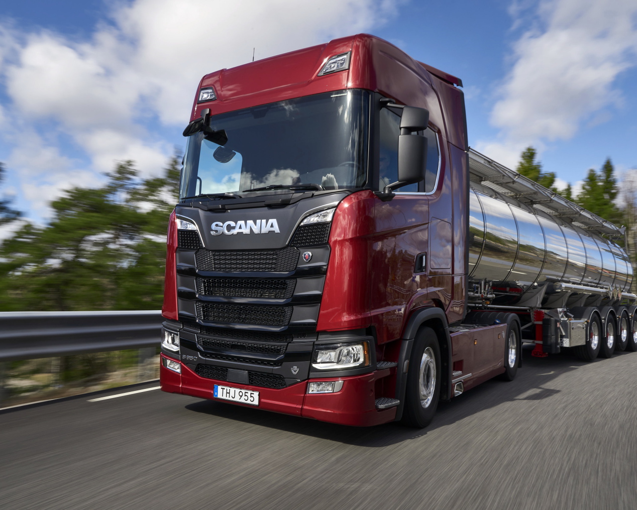 Красный грузовой автомобиль Scania S 650 на трассе