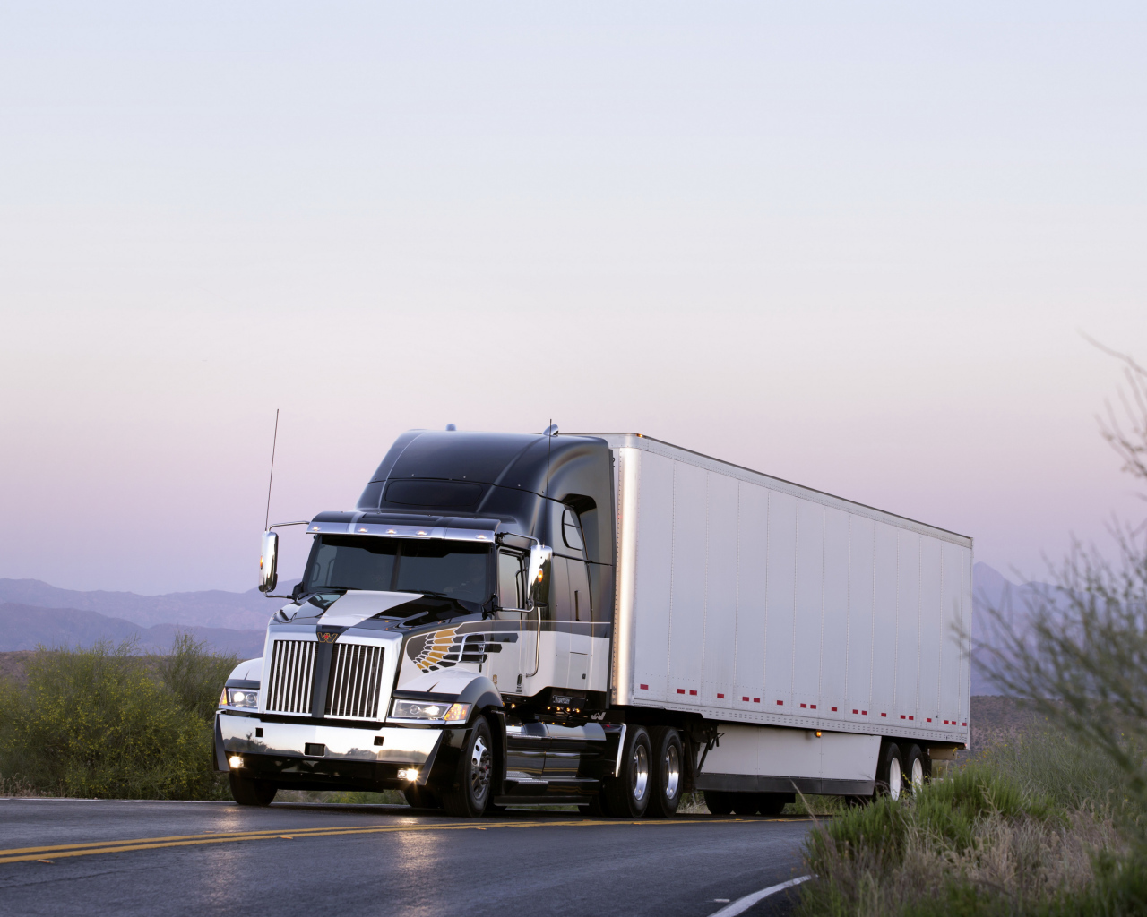 Грузовик Western Star 5700XE на трассе