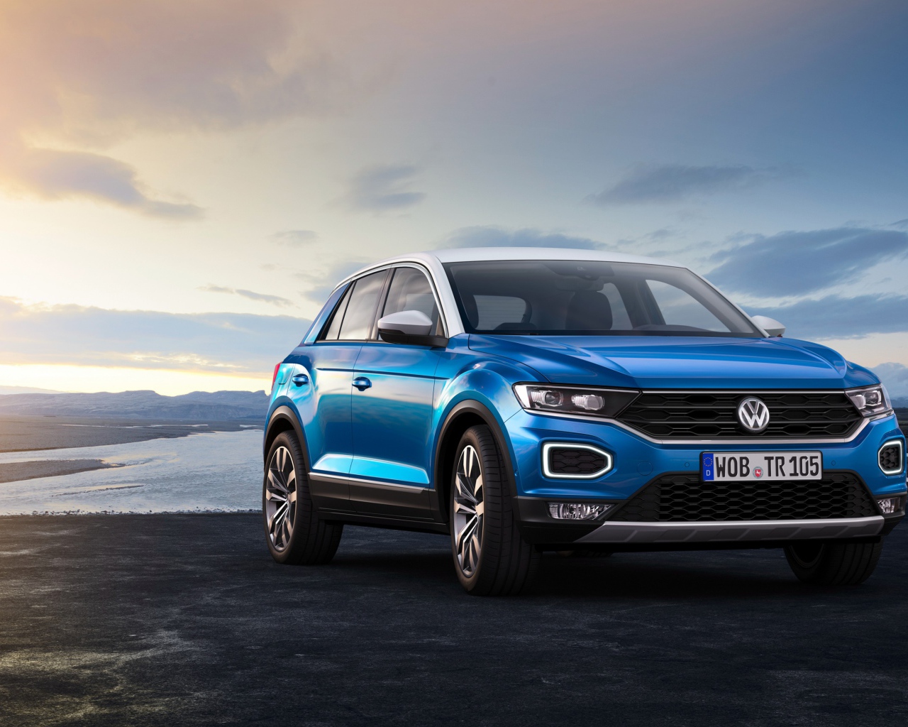 Синий внедорожник Volkswagen T Roc, 2017 на фоне неба
