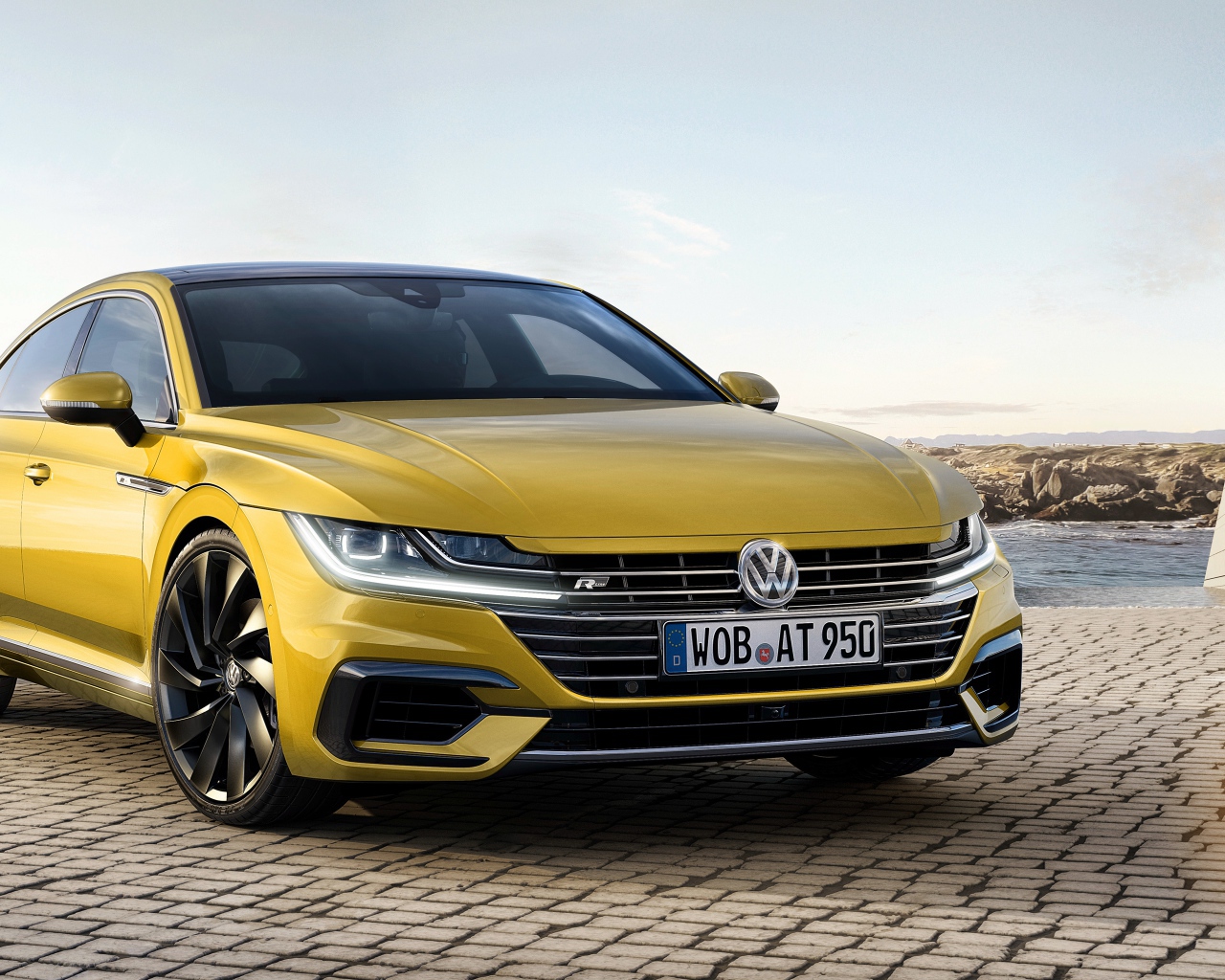 Золотистый автомобиль  Volkswagen Arteon R-Line 