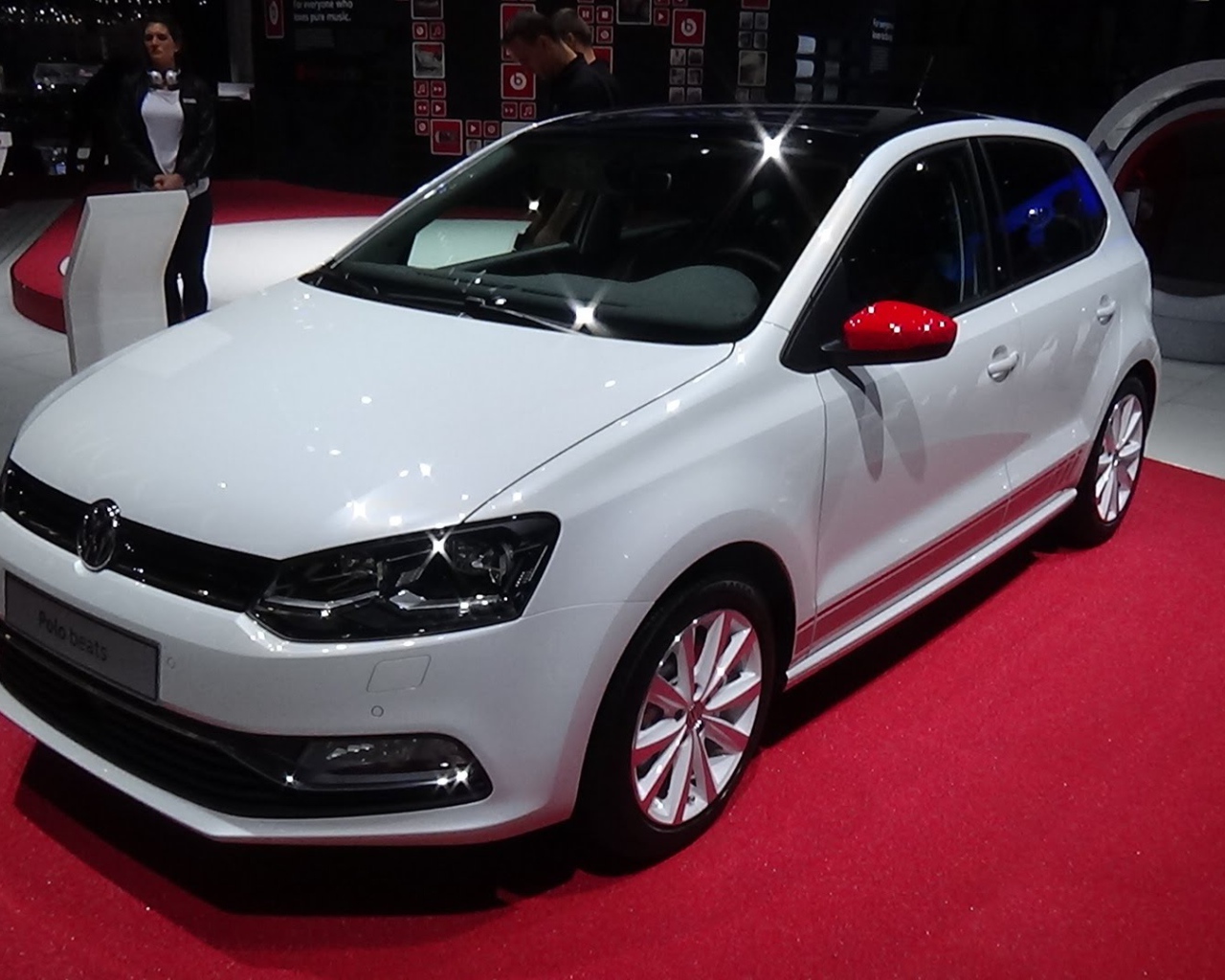 Презентация белого Volkswagen Polo 2017 года 