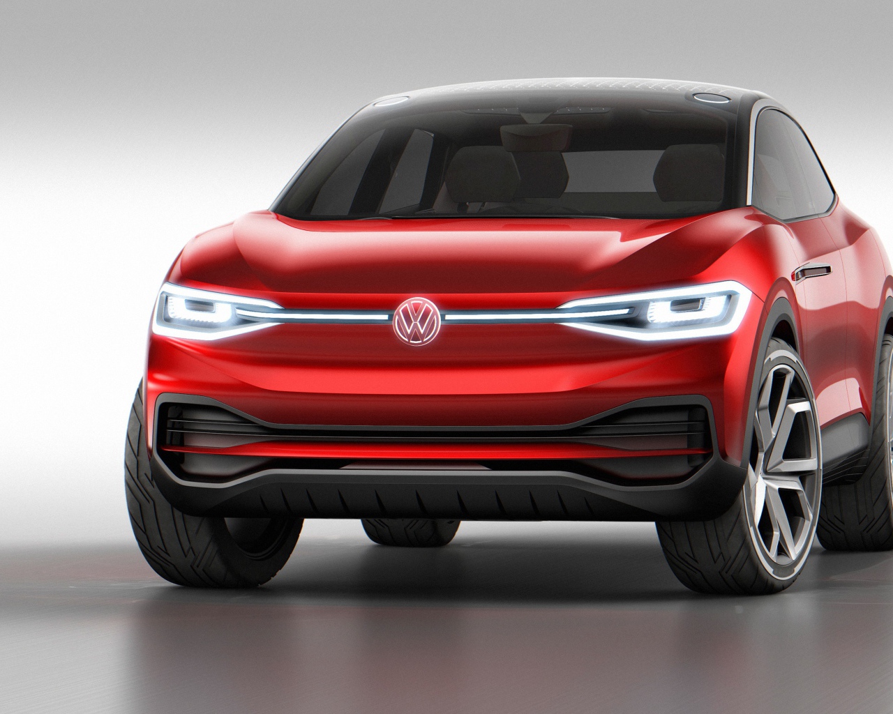 Красный автомобиль купе-кроссовер Volkswagen I.D. Crozz, 2017 на сером фоне