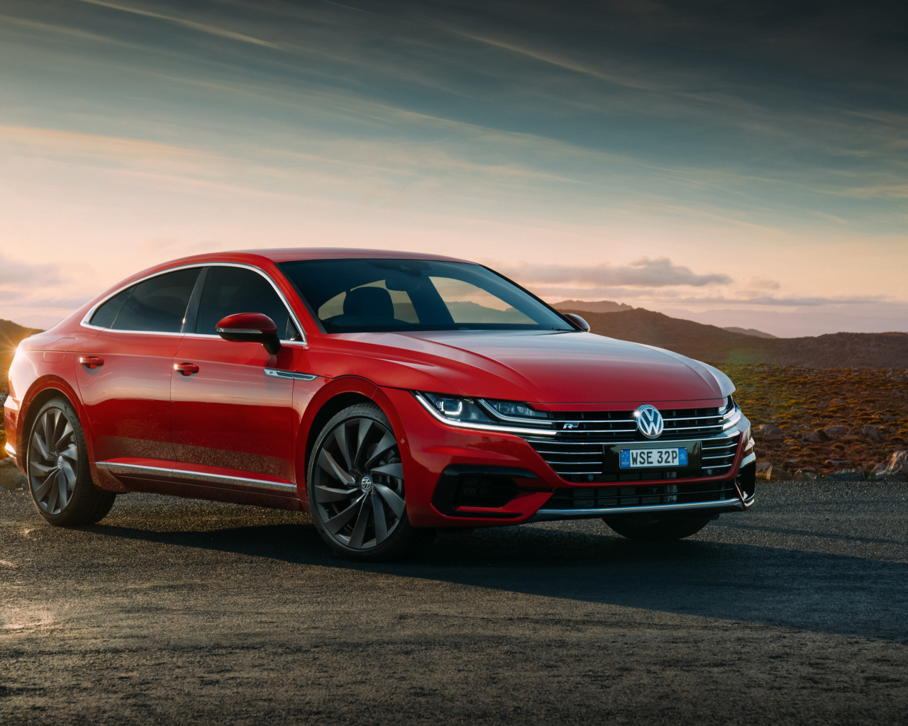 Красный стильный автомобиль Volkswagen Arteon 4MOTION R-Line, 2017