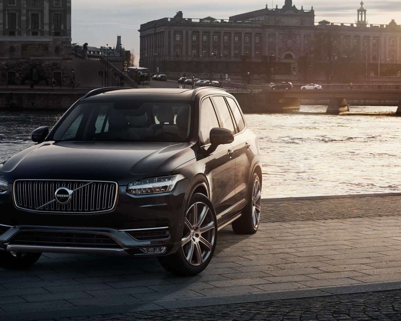 Черный кроссовер Volvo XC90 у реки