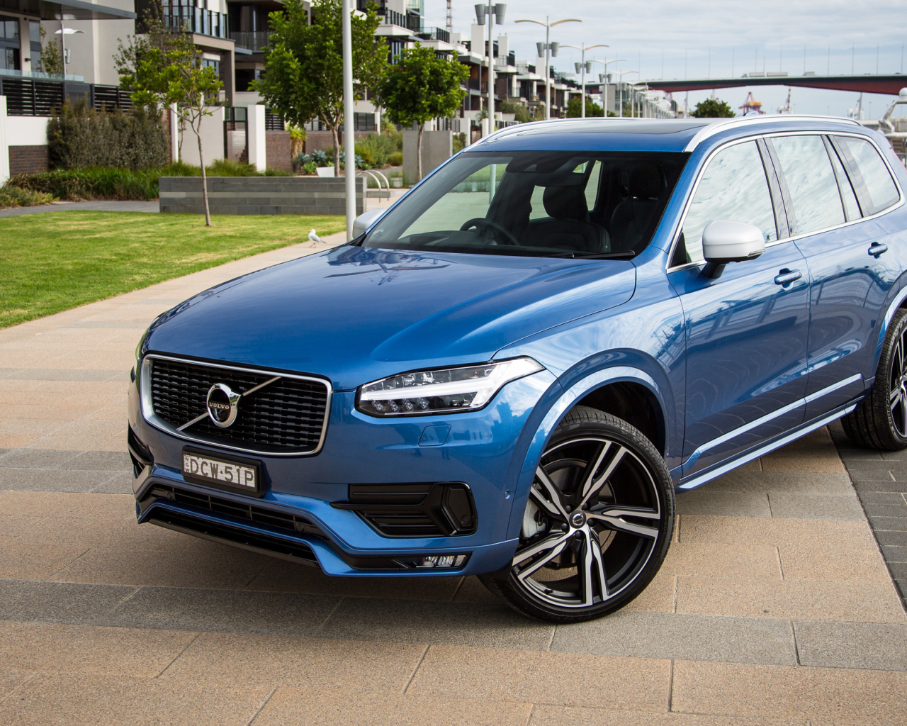 Синий кроссовер универсал  Volvo XC90 