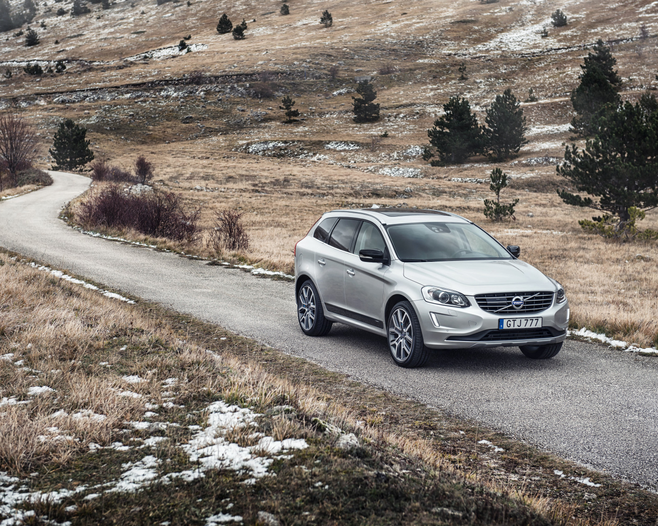 Серебристый внедорожник Volvo XC60 на трассе