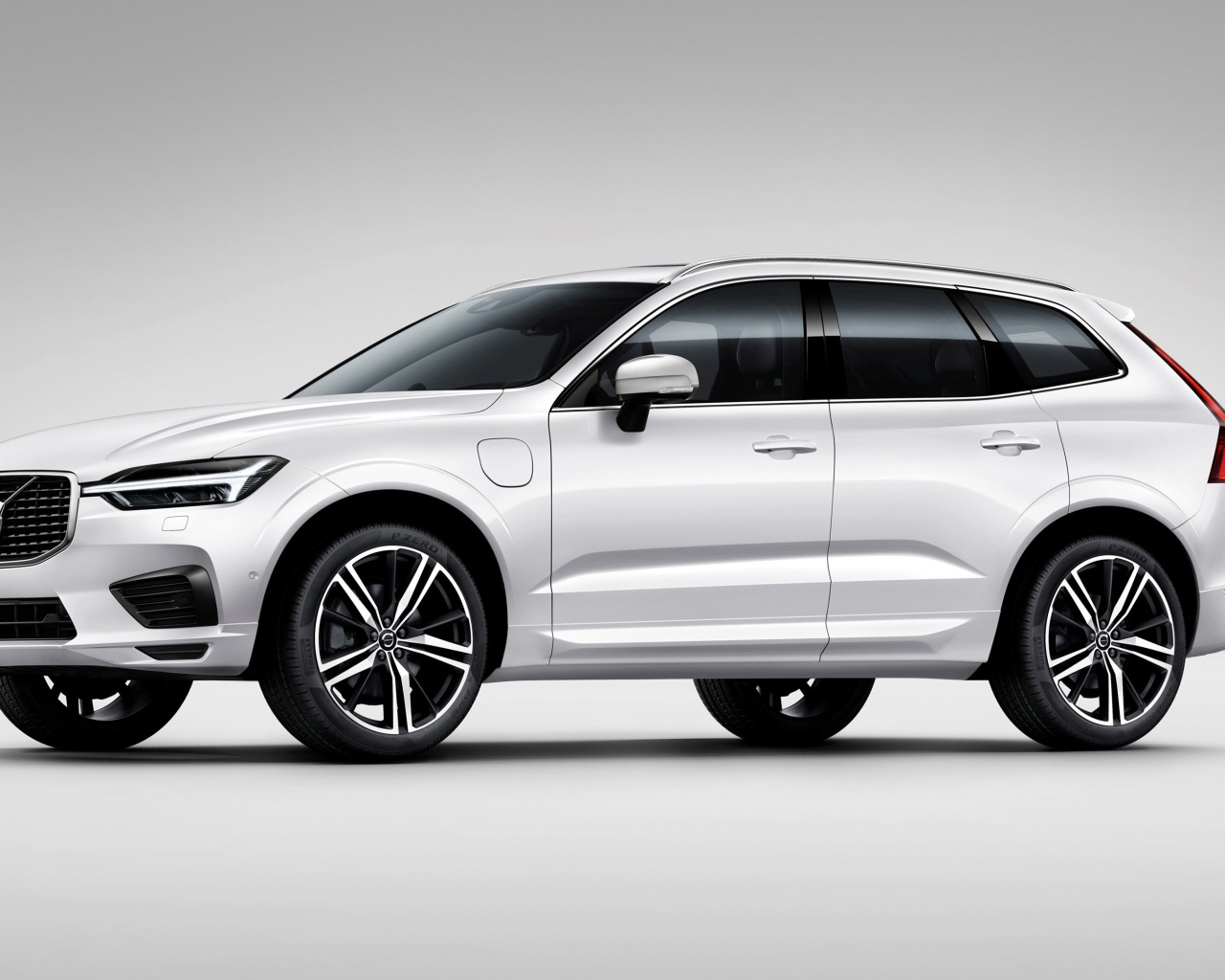 Серебристый  автомобиль Volvo XC60 T8 R Design, 2017 