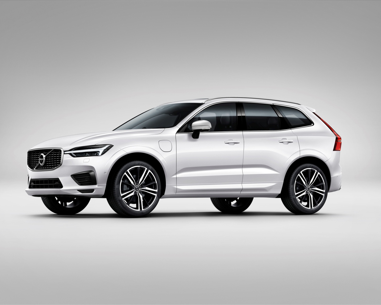 Белый автомобиль Volvo XC90 T8 R-Design, 2017 