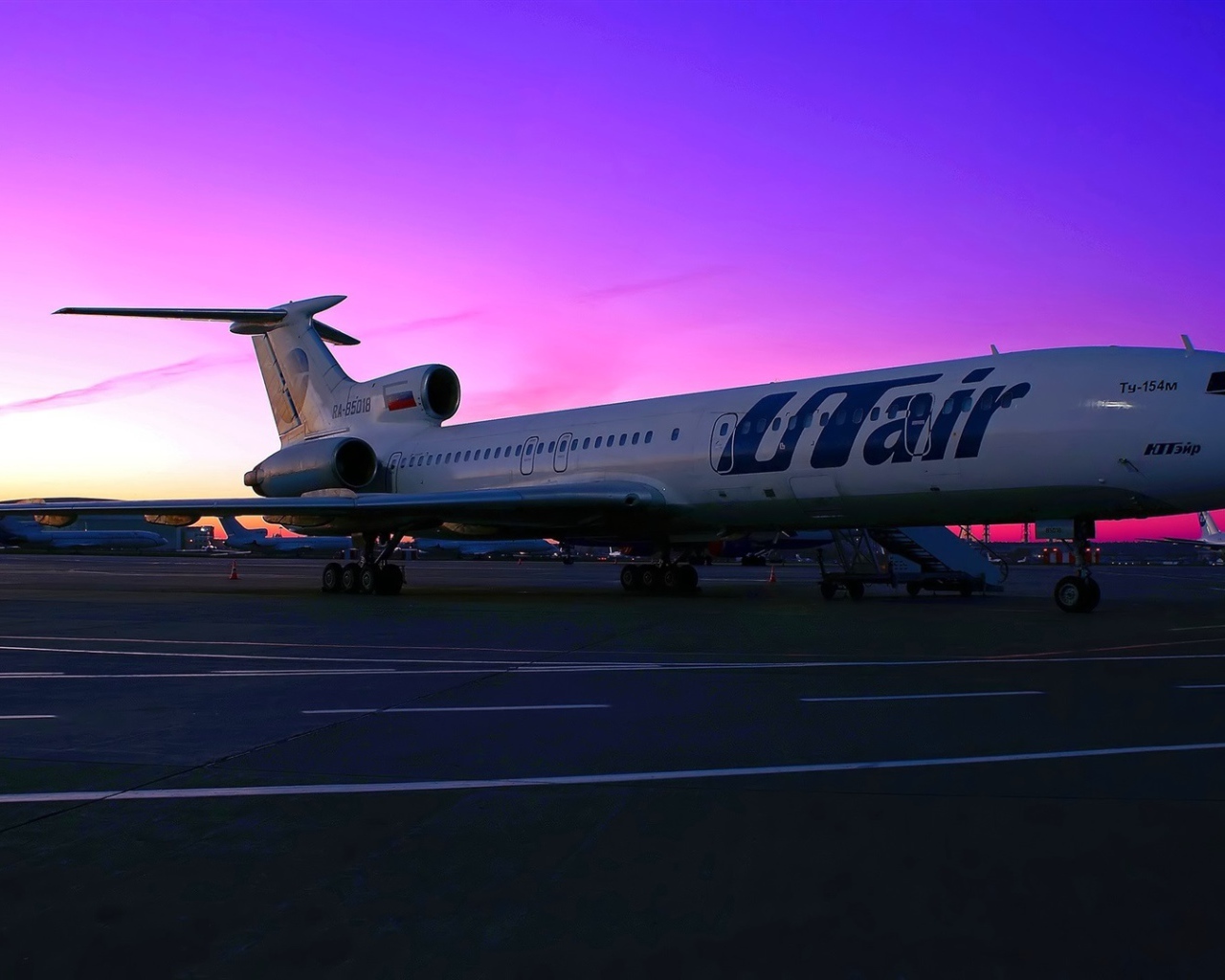 Пассажирский самолет Ту-154 российской авиакомпании UTair на фоне заката 