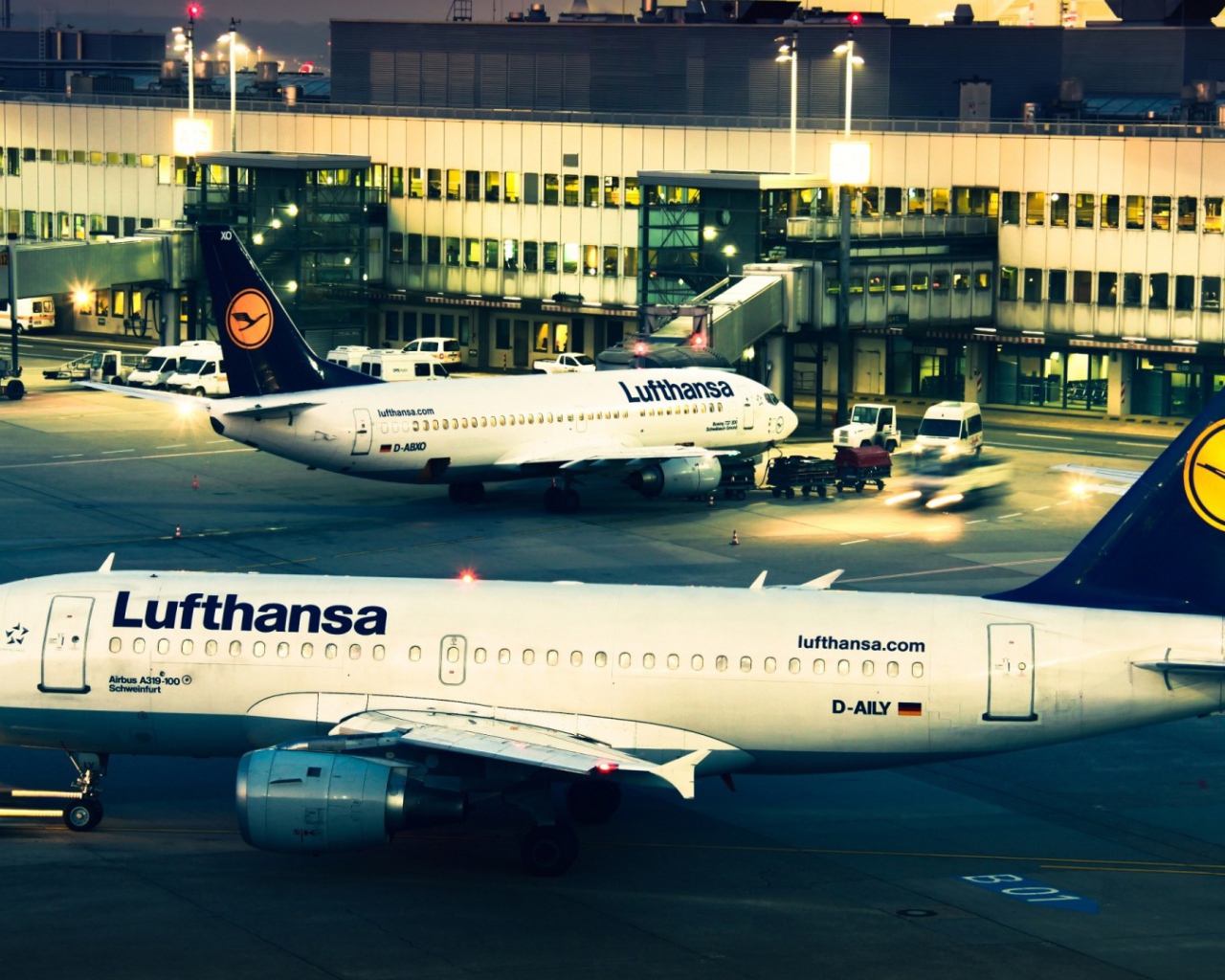 Airbus A-319  авиакомпании Lufthansa в вечернем аэропорту 