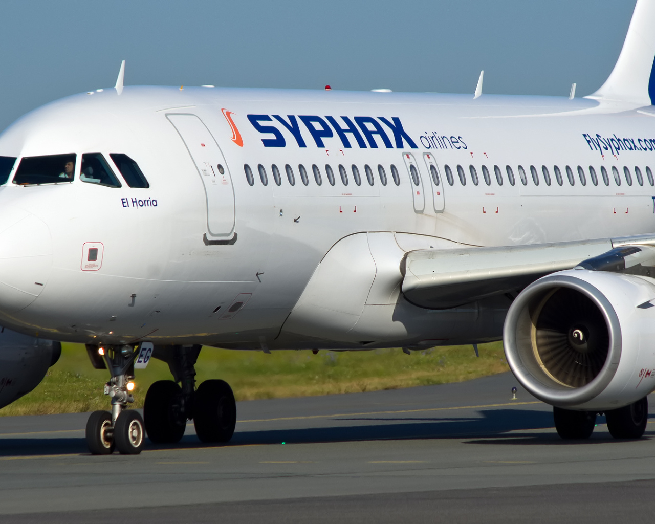 Самолет Airbus A319 авиакомпании Syphax Airlines на взлетной полосе 
