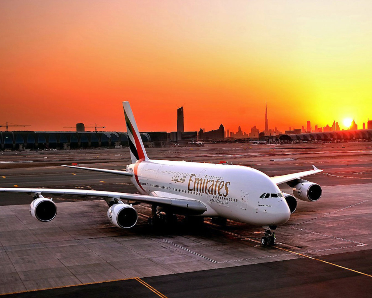 Airbus A380 авиакомпании Emirates на фоне заката