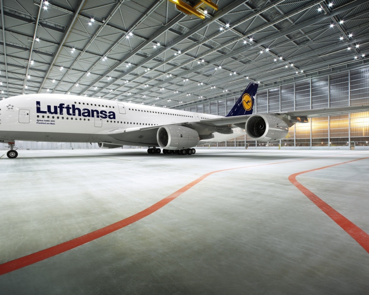 Airbus A380 авиакомпании Lufthansa в ангаре