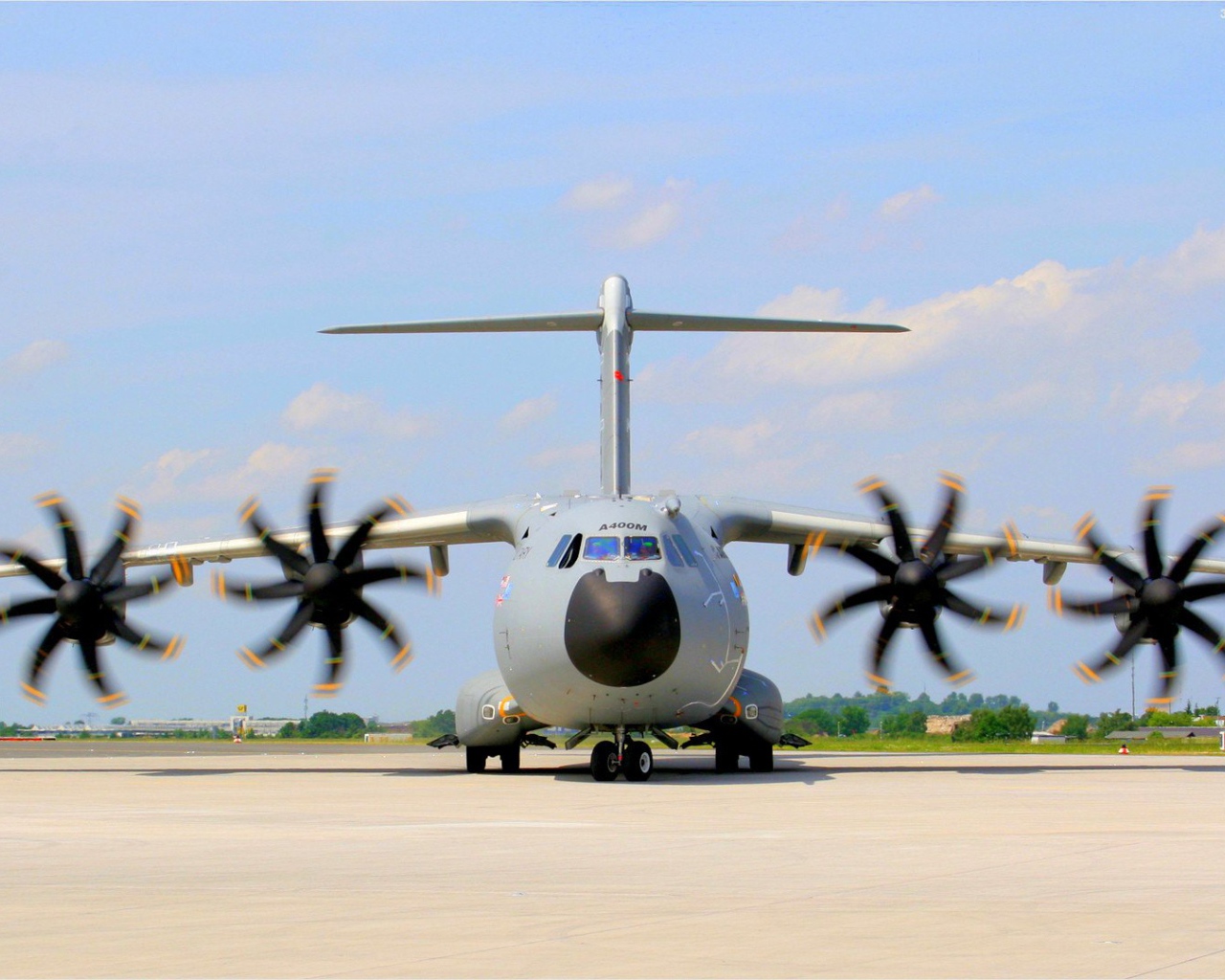 Военный самолет Airbus  A400M готовится к взлету 