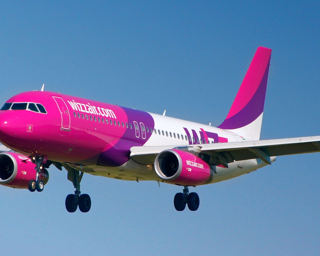 Самолет Airbus авиакомпании Wizz Air посадка  в лондонском аэропорту  