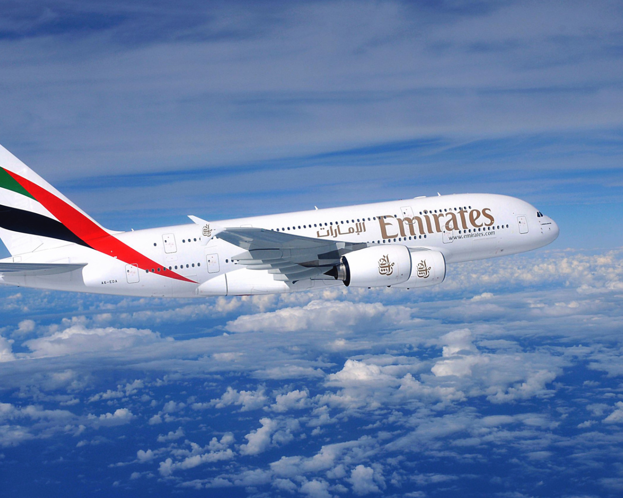 Авиалайнер Airbus A380 авиакомпании Emirates полет над облаками