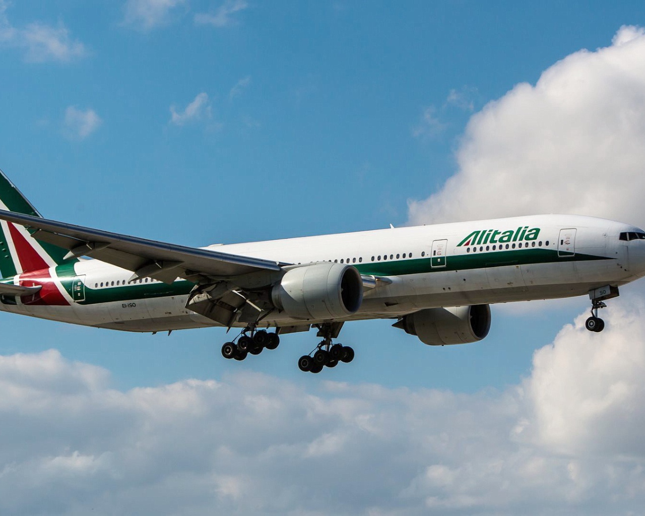 Авиалайнер Boeing 777 авиакомпании Alitalia идет на посадку 