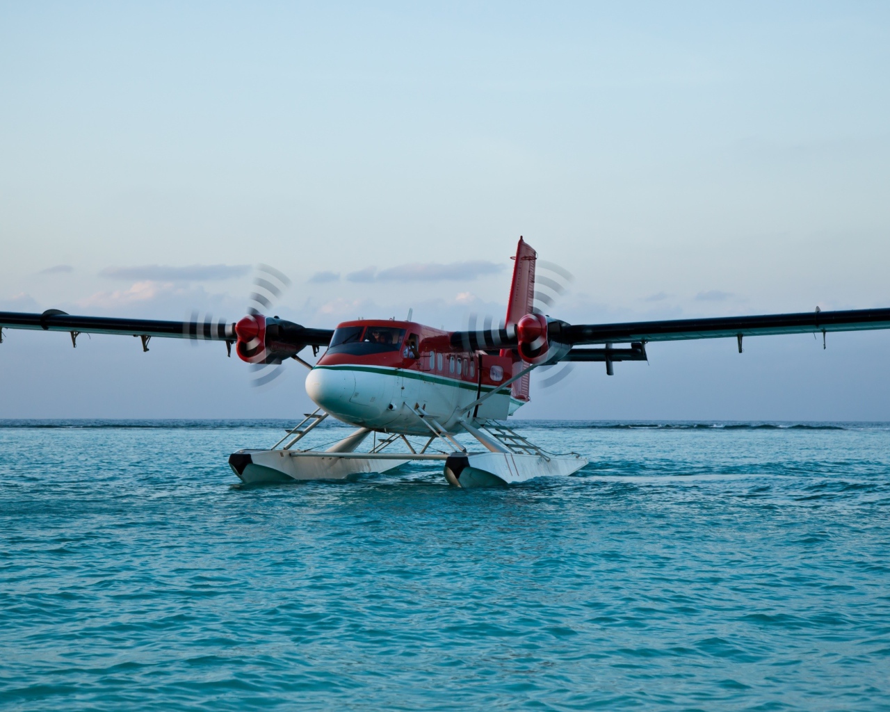 Самолет  DHC-6 Твин Оттер на воде 