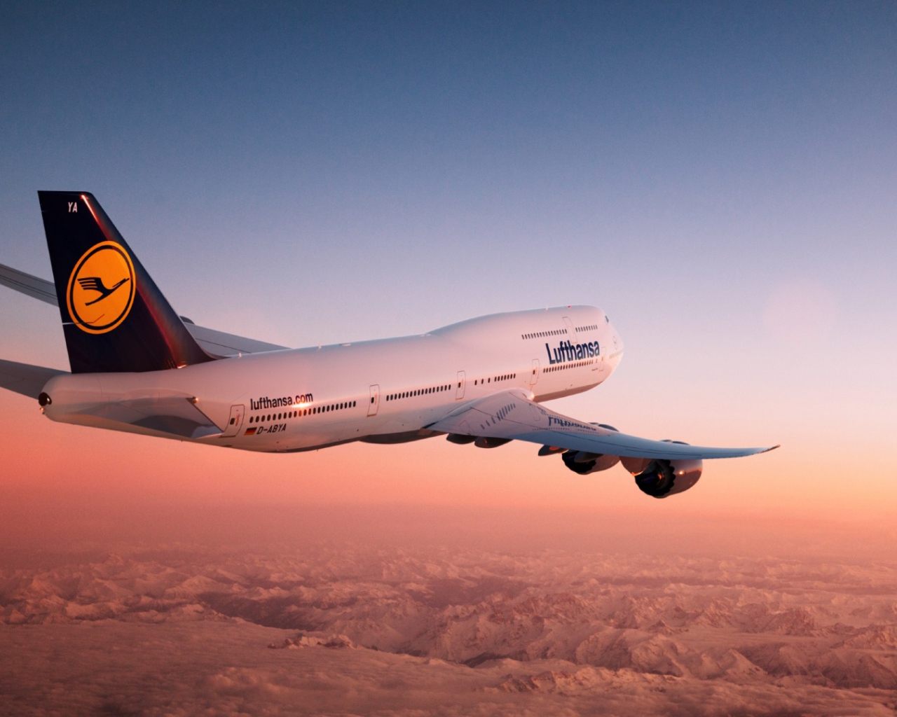 Boeing 747 авиакомпании Lufthansa в небе