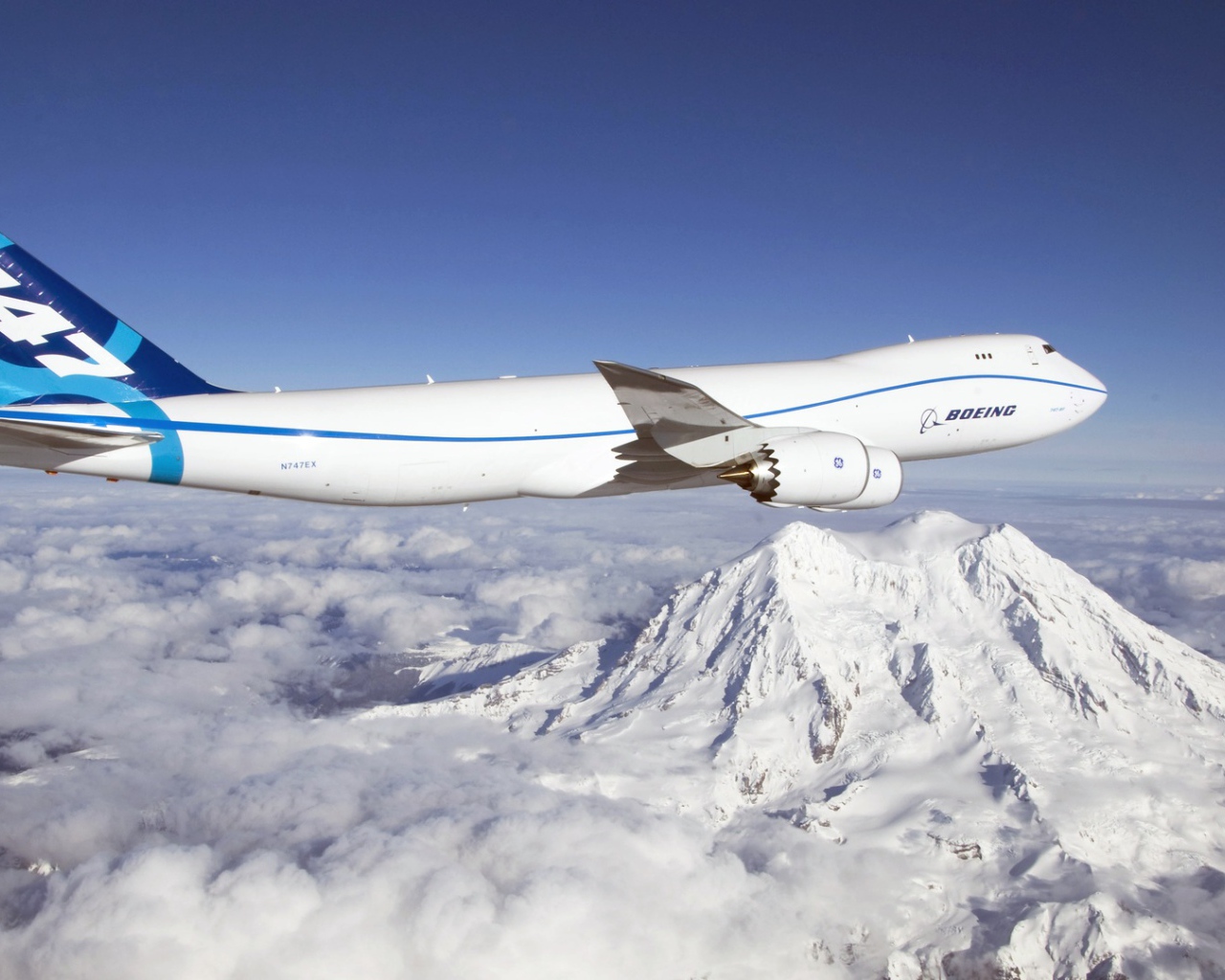 Boeing 747  над заснеженными горами