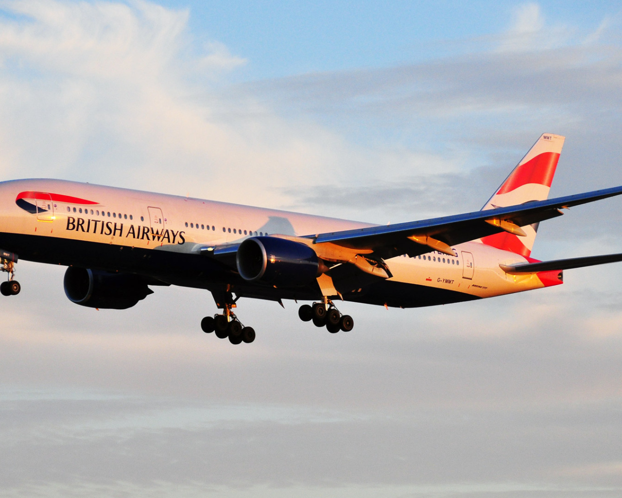 Boeing 777 авиакомпании British Airways летит на рассвете 