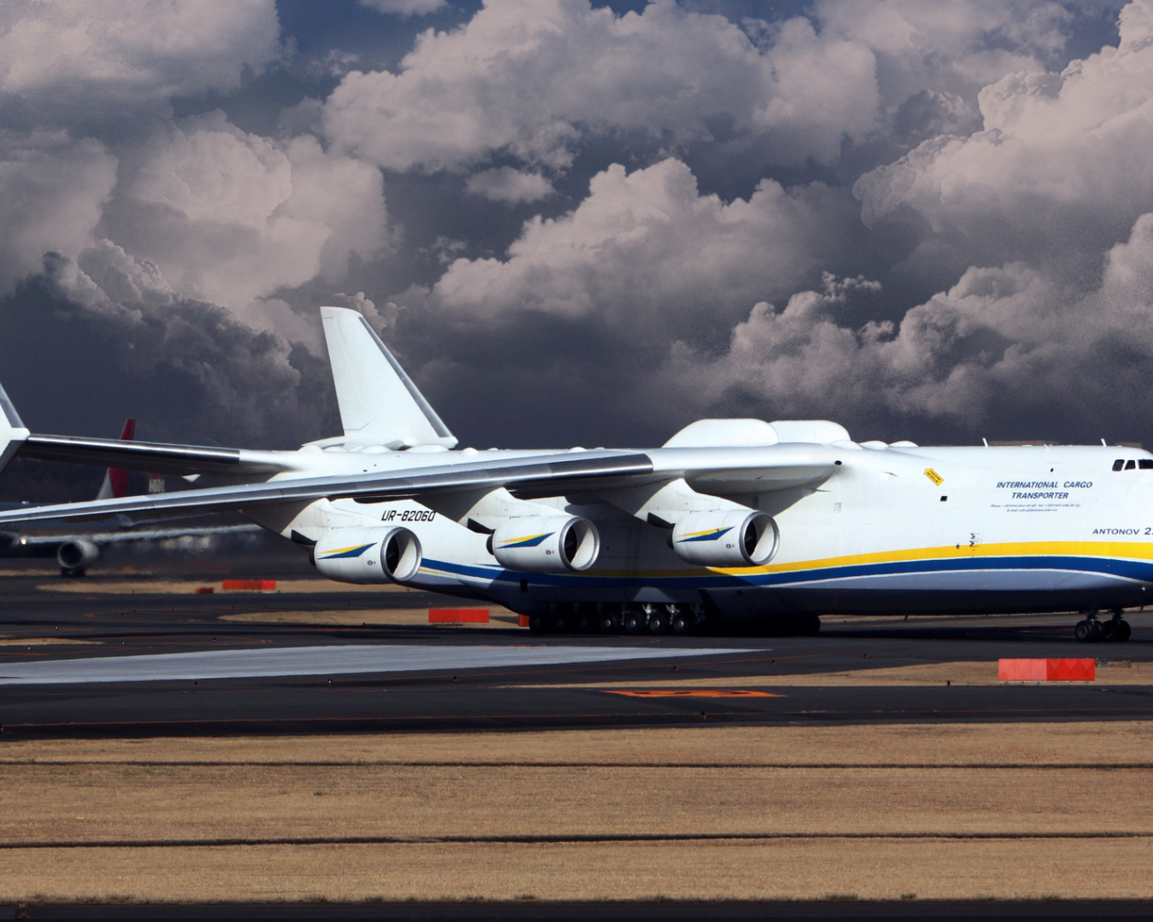 Грузовой самолет Ан 225 Мрия в аэропорту 