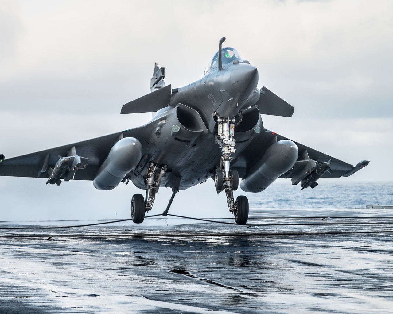 Многоцелевой истребитель Dassault Rafale готовится к взлету 