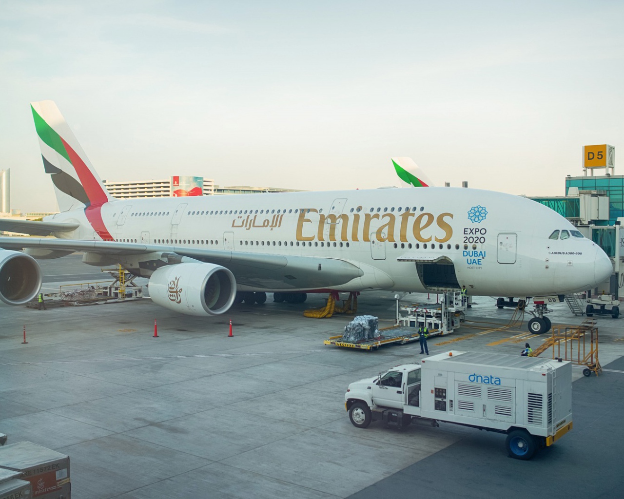 Двухпалубный Airbus A380 - 800 авиакомпании Emirates подготовка к взлету 