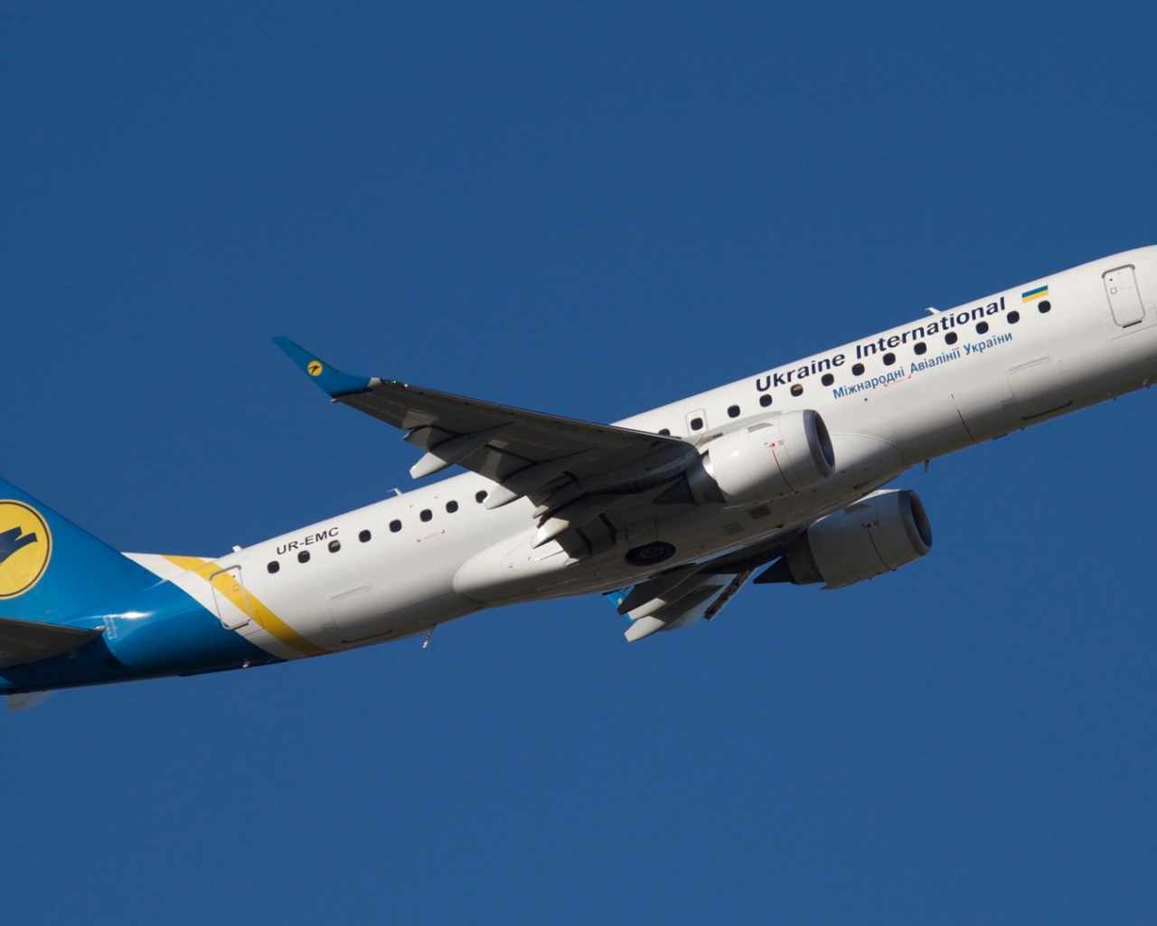 Embraer украинских авиалиний на взлете 