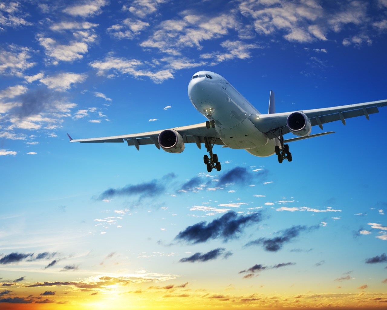 Посадка Boeing на фоне заката