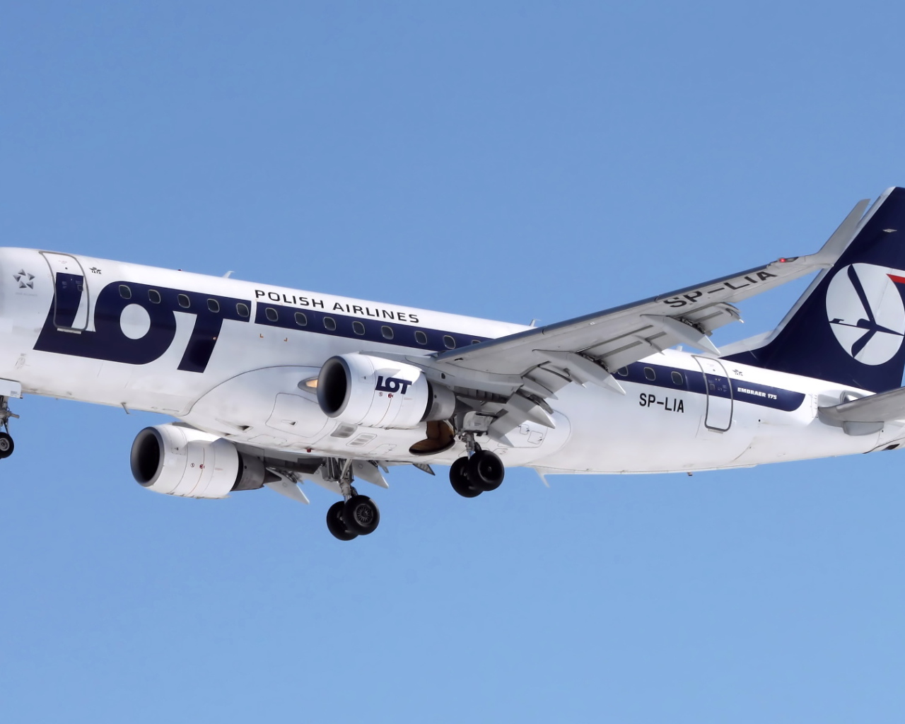 Пассажирский самолет Embraer 175  LOT польских авиалиний 