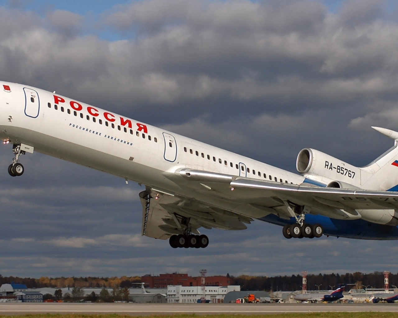 Взлет самолета ТУ-154 российских авиалиний 