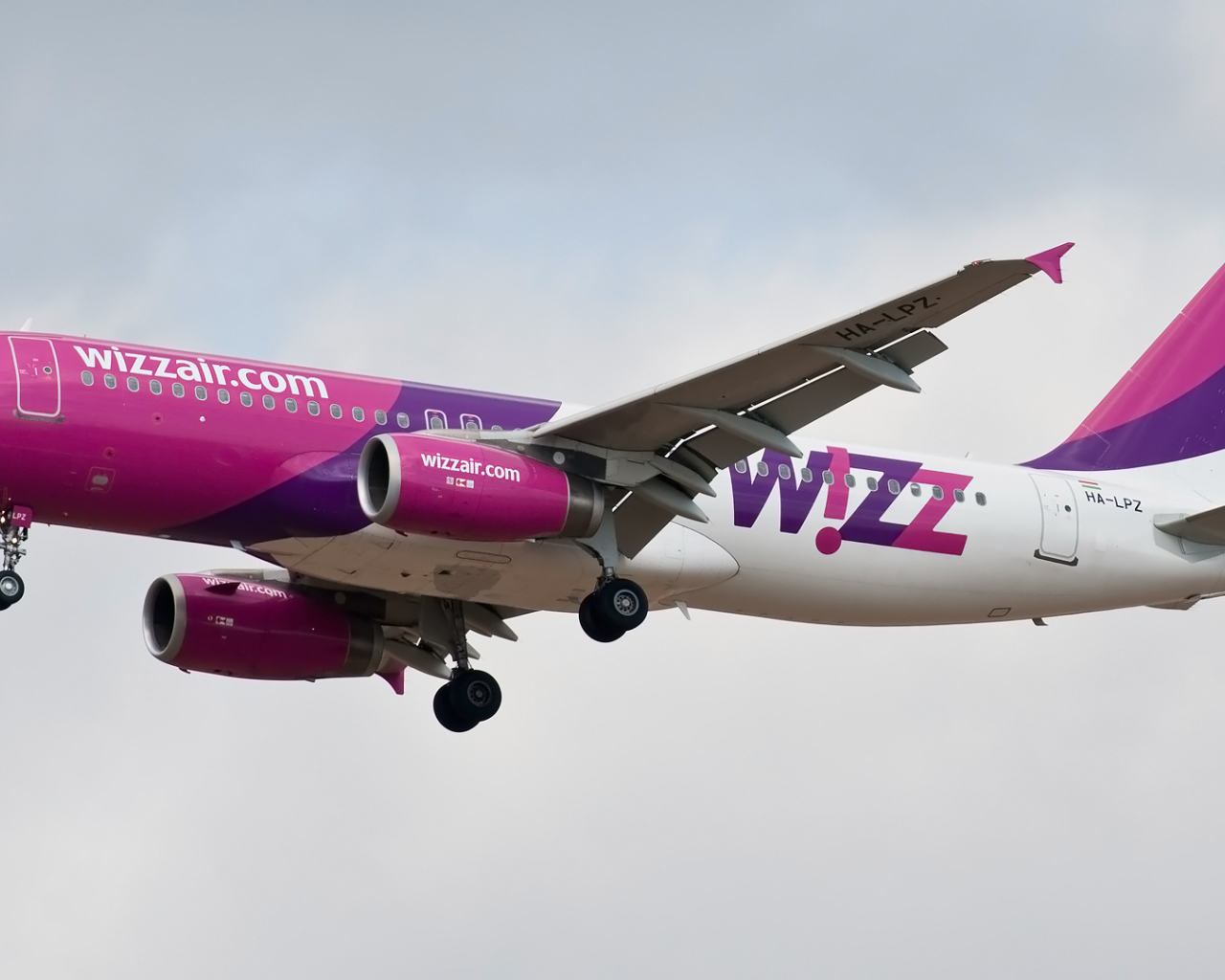 Взлет самолета Airbus авиакомпании Wizz Air  