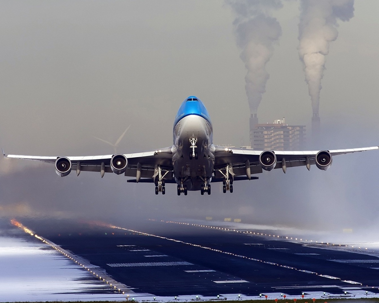 Взлет самолета Boeing 747 нидерландской авиакомпании KLM 