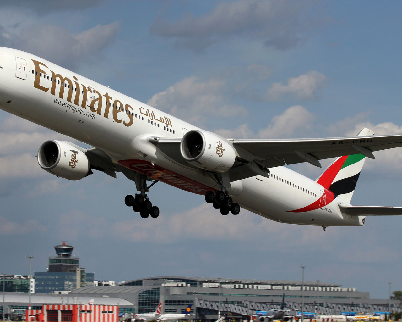 Взлет Boeing 777- 300 авиакомпании Emirates 
