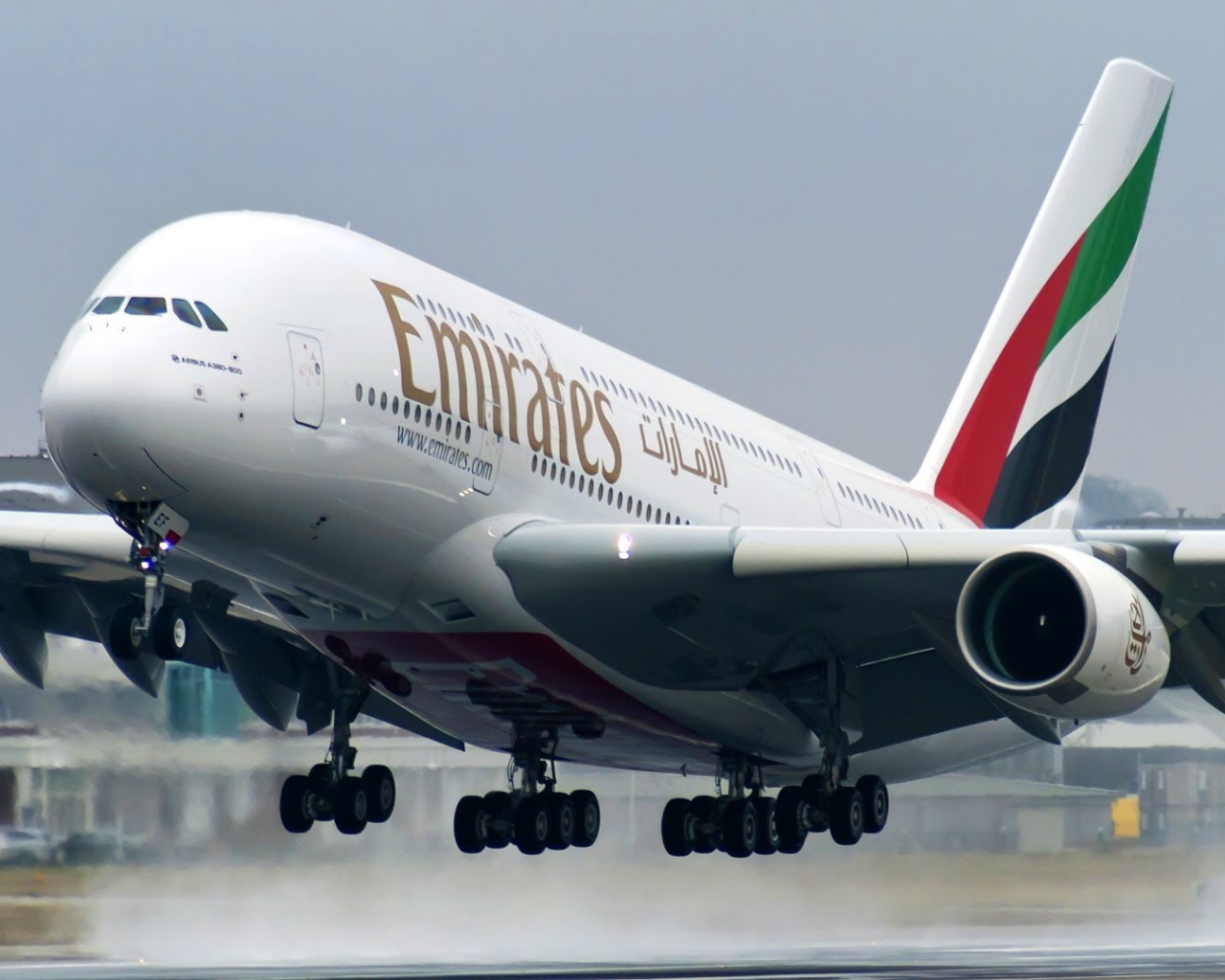 Самолет Airbus A380 авиакомпании Emirates взлетает 