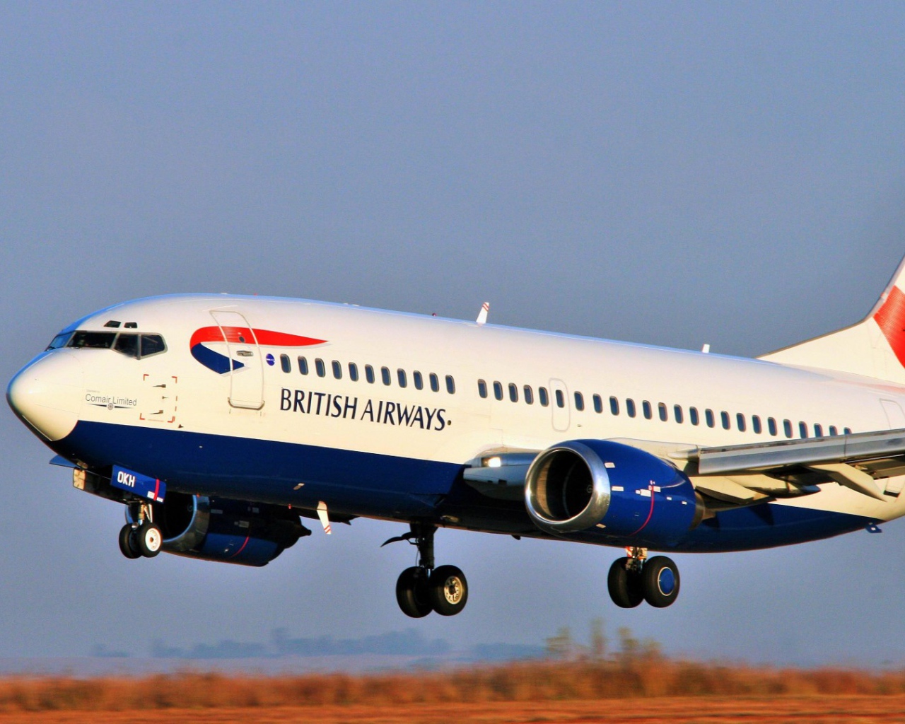 Самолет Boeing 777 авиакомпании British Airways готовится убрать шасси 